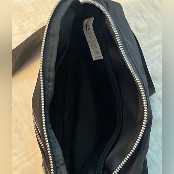 Everest Premium Waist Pack, belt bag, fanny bag. Black and silver - Picture 4 of 7